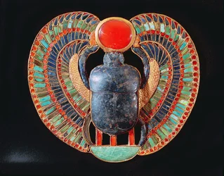 Pectoral scarabée, de la tombe de Toutankhamon, dans la Vallée des Rois à Thèbes, c.1361-52 av. J.-C., Nouvel Empire